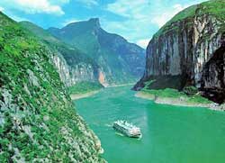 长江三峡雄峻的瞿塘峡