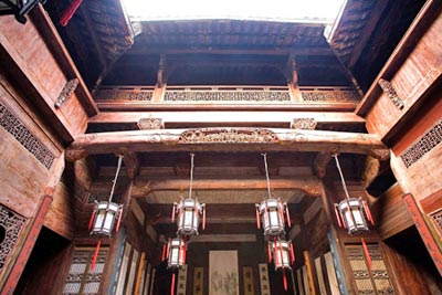 宏村精美木雕饰于额坊、梁柱、窗栏及家具