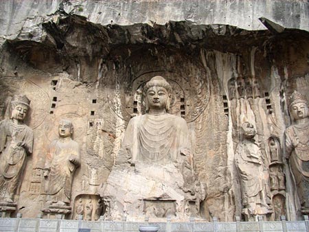 龙门石窟奉先寺内的主佛、弟子、菩萨等造像。
